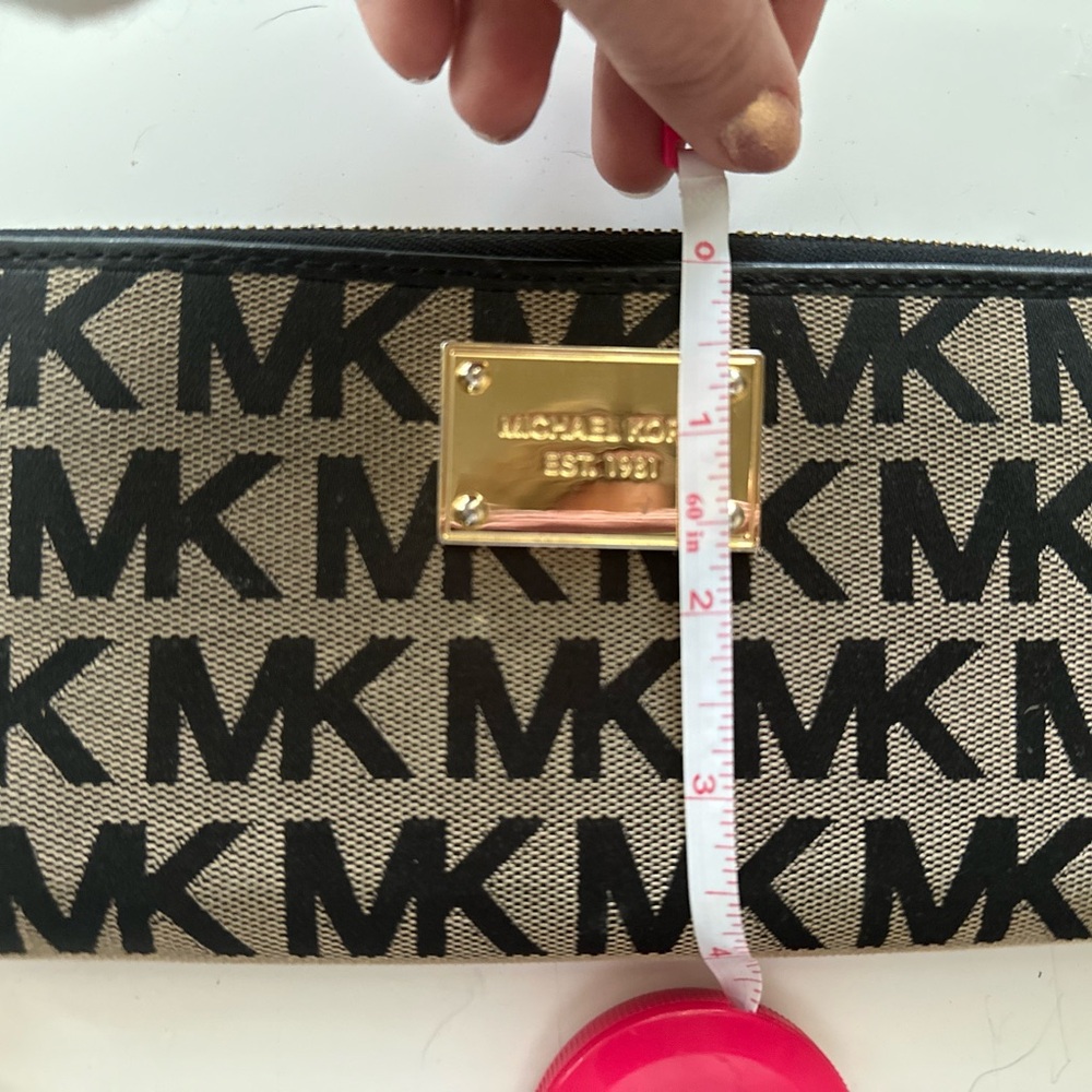 Michael Kors East West Signature Wallet - Picture 5 of 11